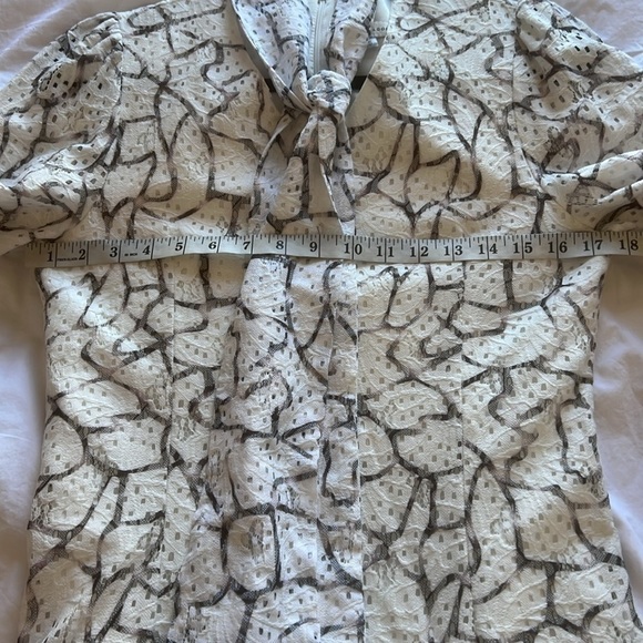 AVANTLOOK SLEEVE PRINTED LACE MINIDRESS IN WHITE BLACK - Picture 6 of 10